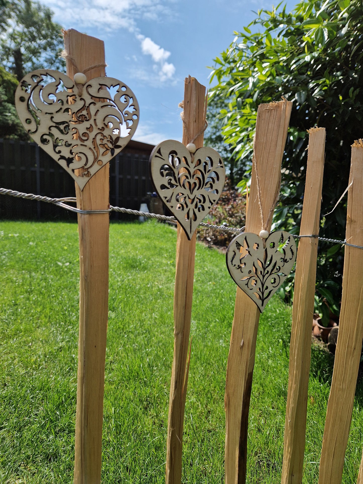 Holzherzen mit Musterausschnitt zum Aufhängen im Freien und Innenbereich, 3er Set Dekoration vintage Herzen aus Holz