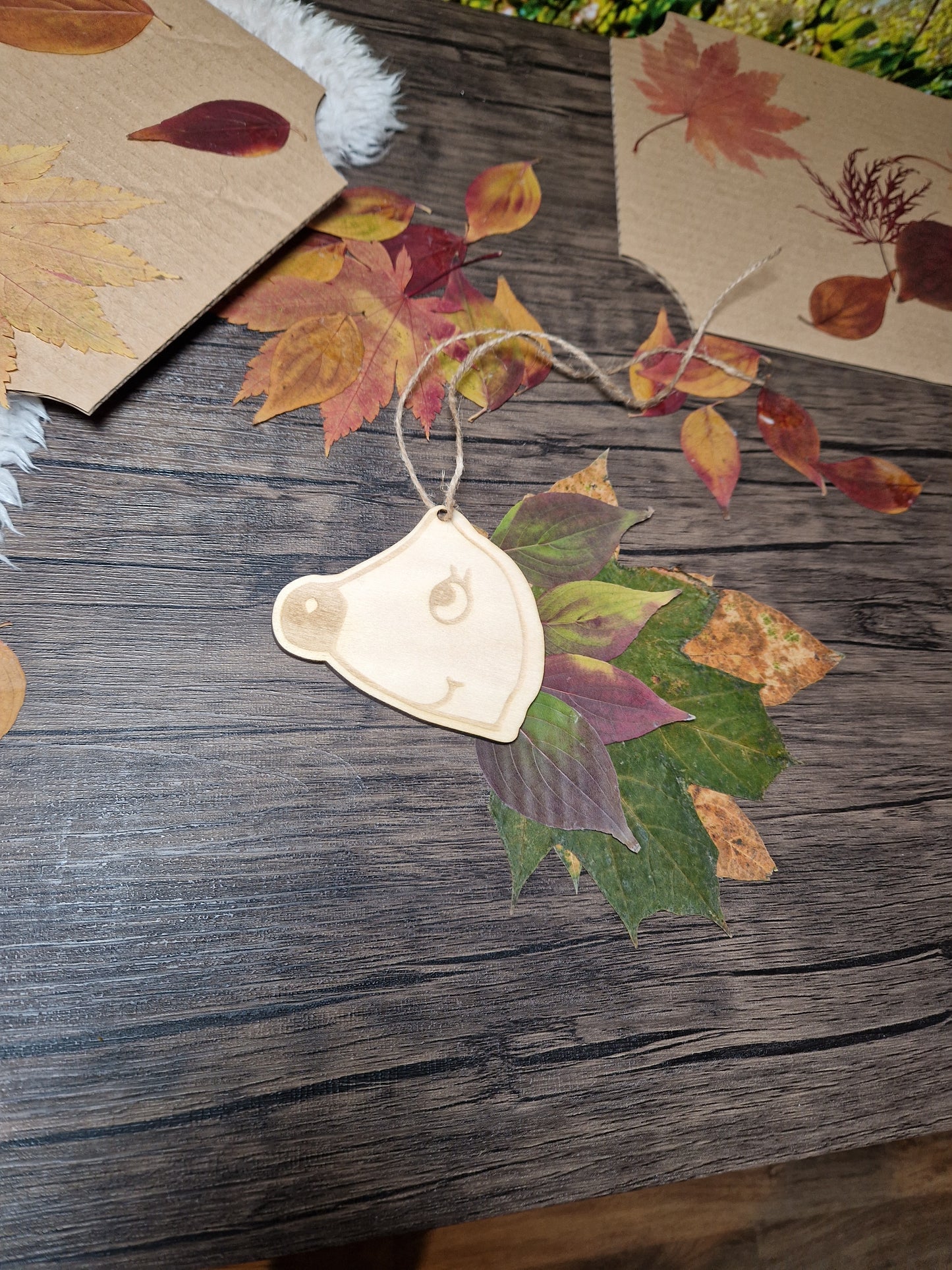 Tiermotive aus Holz – Vorlagen für kreative Bastelideen mit getrockneten Blättern