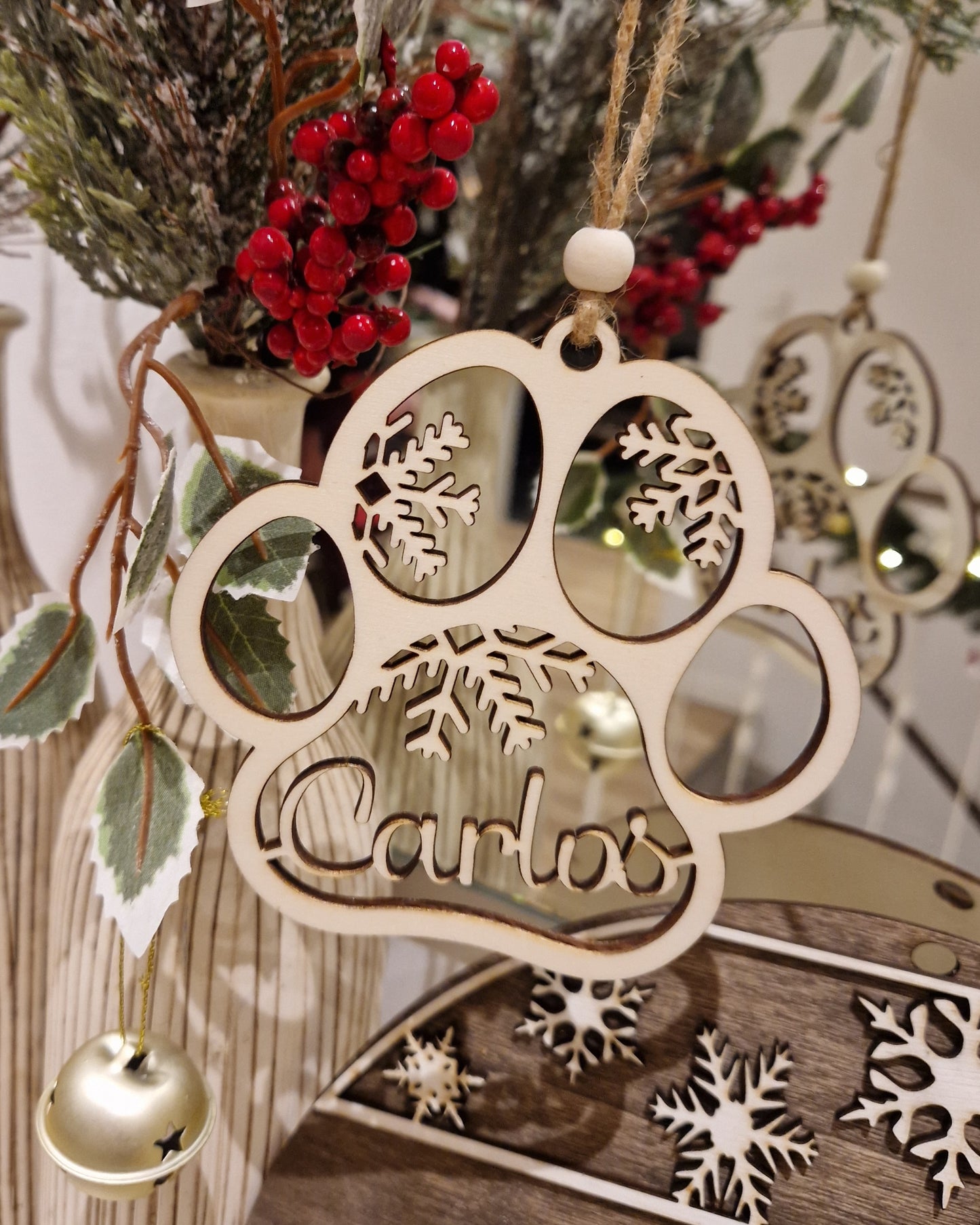 Hundepfote aus Holz mit individuellem Namen – Weihnachtlicher Baumschmuck